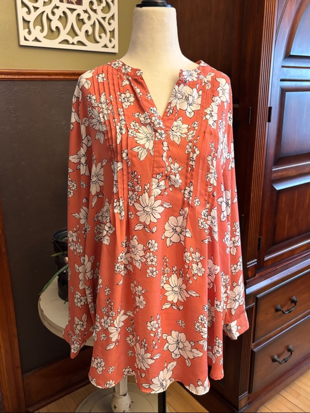 Alfred Sung (tag removed) Women's Coral Floral Split-Neck Tunic Top, size XL